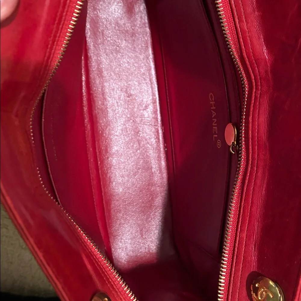 CHANEL Red Quilted Leather Shoulder Bag with Gold Chain